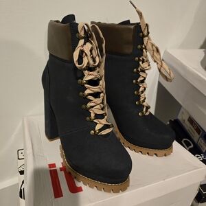 Stylish Women's Lace-Up Boots